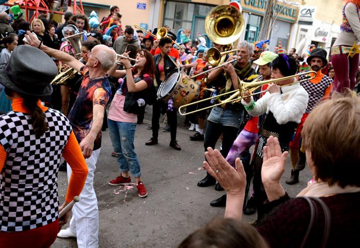 Γαλλία: 6.500 κόσμου στο καρναβάλι της Μασσαλίας