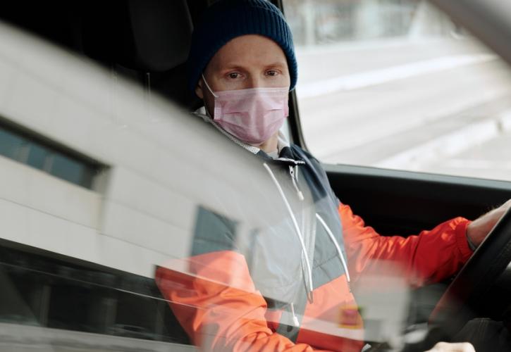 Τι ισχύει για τη χρήση της μάσκας στα αυτοκίνητα και σε όλα τα μέσα μεταφοράς