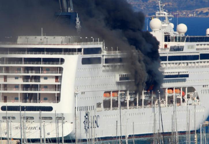 Ξέσπασε φωτιά σε κρουαζιερόπλοιο στο λιμάνι της Κέρκυρας (pic)