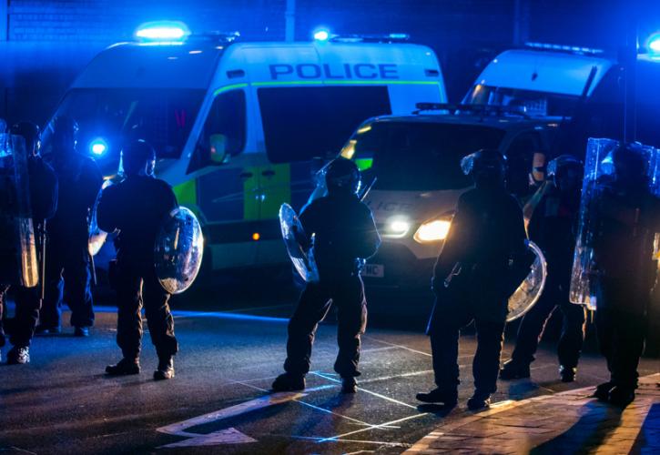 Νύχτα ταραχών στο Μπρίστολ της Αγγλίας - Τουλάχιστον 10 συλλήψεις διαδηλωτών