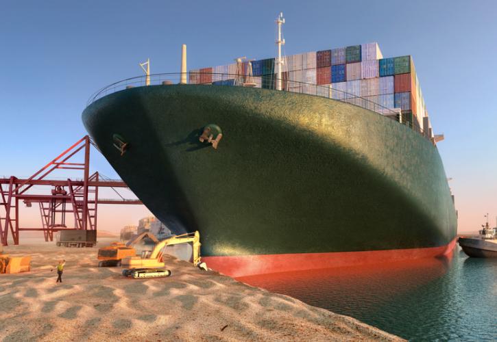 Νέο πρόβλημα με πλοίο που καθυστέρησε την κίνηση στη Διώρυγα του Σουέζ