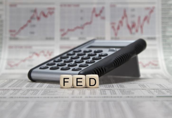 Αμετάβλητα τα βασικά επιτόκια της Fed - «Σήμα» για δύο αυξήσεις έως το τέλος του 2023