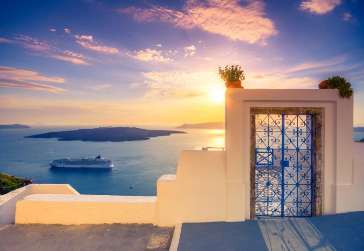 Goldman Sachs: Το όφελος της Ελλάδας από το άνοιγμα του τουρισμού - Τα δύο σενάρια και ο κίνδυνος