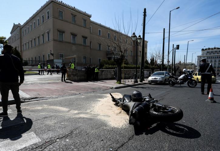 Ποινική δίωξη κατά του αστυνομικού-οδηγού που τραυμάτισε θανάσιμα 23χρονο στην είσοδο της Βουλής