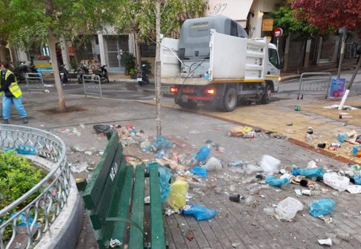 Δημ. Αθηναίων: Δράση καθαριότητας στην πλατεία Αγ. Γεωργίου, μετά το συνωστισμό της Παρασκευής