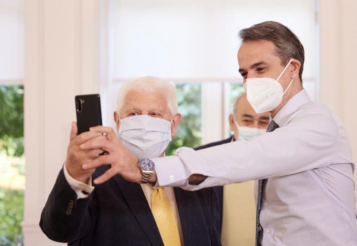 Τι είπε ο πρωθυπουργός σε πολίτες 64-93 ετών που έχουν εμβολιαστεί - Συνάντηση στο Μαξίμου