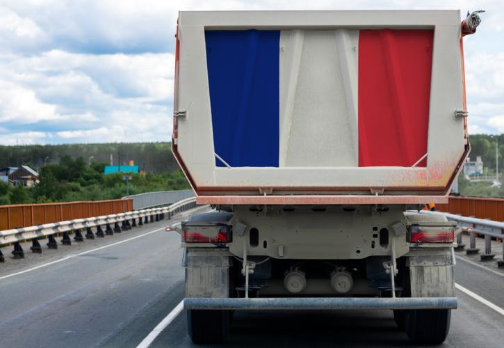 Γαλλία: Σενάρια για «εμπόδια» των ταξιδιωτών από τη Βρετανία λόγω της παραλλαγής Όμικρον