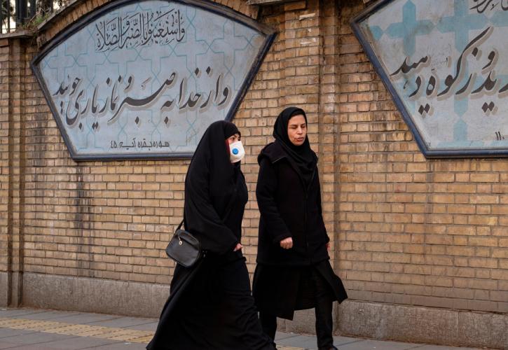 Ιράν: Δικαστικός απειλεί με διώξεις "δίχως έλεος" τις γυναίκες που κυκλοφορούν δημοσίως χωρίς ισλαμική μαντίλα