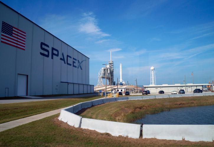 H SpaceX εκτοξεύει τον πρώτο επανδρωμένο, επαναχρησιμοποιημένο πύραυλο στο διάστημα