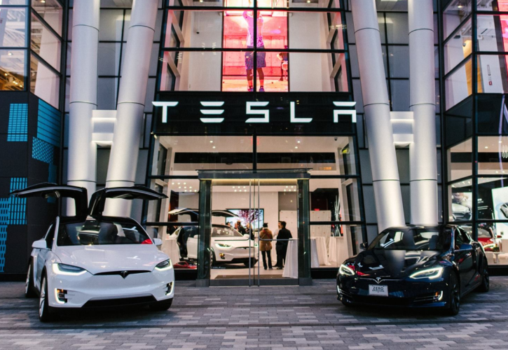 Tesla: Μηνύσεις από πελάτες για «αναπάντεχες αυξήσεις» στην τιμή της ηλιακής οροφής