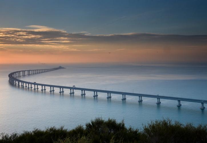 Τα 5 πιο εντυπωσιακά στοιχεία για τη μεγαλύτερη θαλάσσια γέφυρα του κόσμου