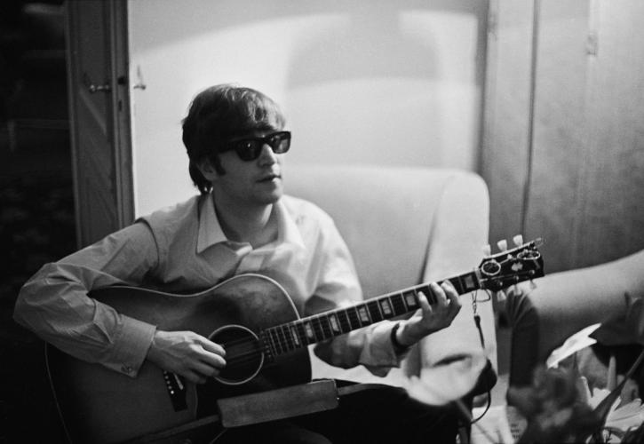 Η τεχνητή νοημοσύνη «ζωντανεύει» τη φωνή του Τζον Λένον για τους Beatles