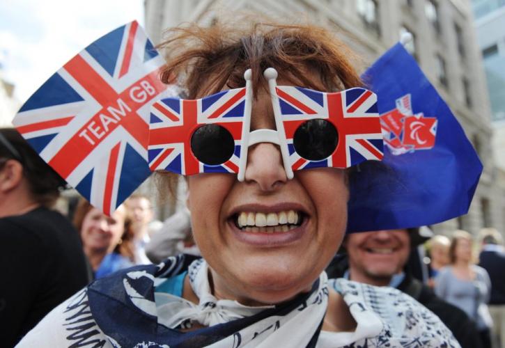 Η Βρετανία «δείχνει» σε διατήρηση των τουριστικών περιορισμών
