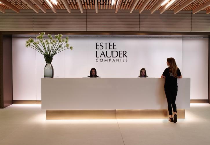 Απώλειες για τη μετοχή της Estee Lauder, μετά από την πτώση στις πωλήσεις