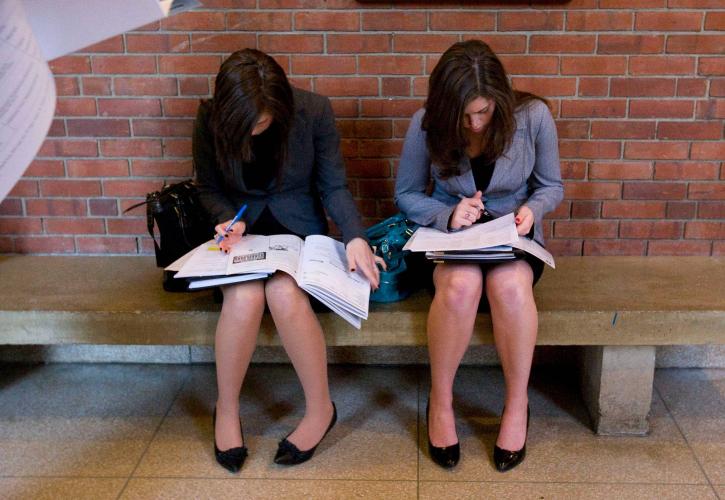 Πρόσληψη ανέργων γυναικών με επιδότηση μισθού 700 ευρώ