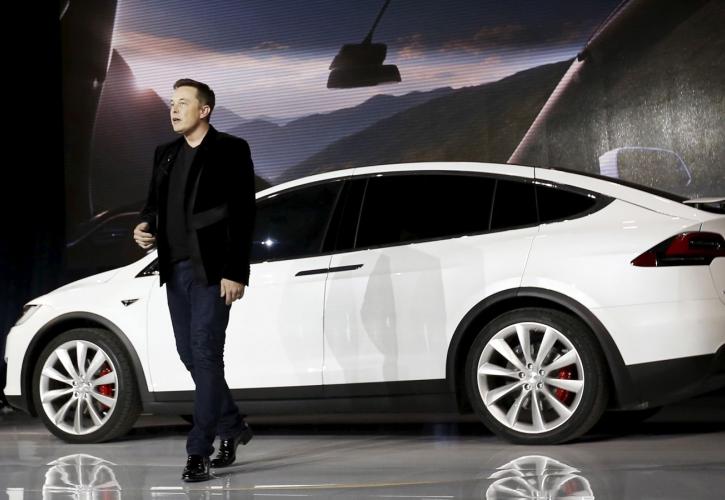 Tesla: Ούτε ένα δολάριο στον CEO Έλον Μασκ