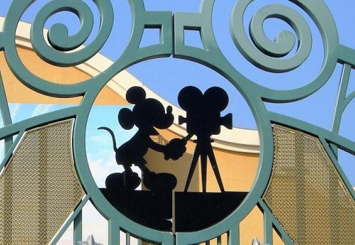 Σε mega εμβολιαστικό κέντρο μετατρέπεται η Disneyland