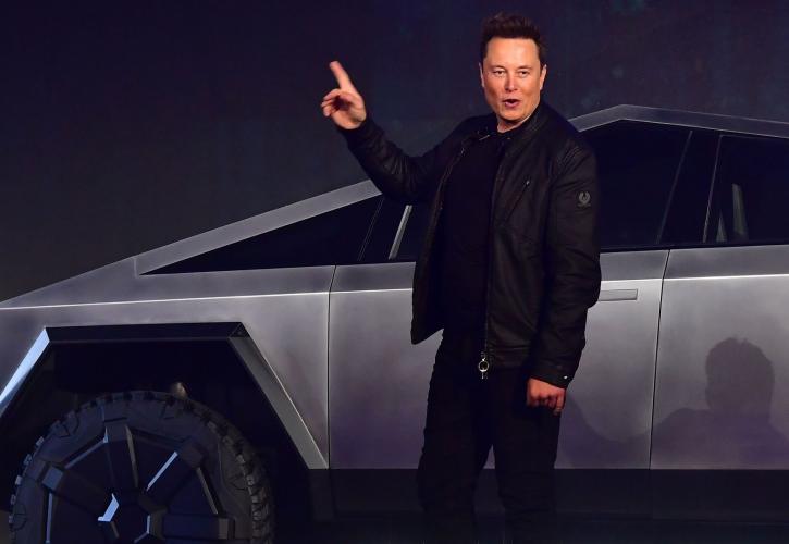 Έλον Μασκ: Απορρίπτει τον τίτλο του CEO και χρίζει τον εαυτό του «Τέχνο-βασιλιά της Tesla»