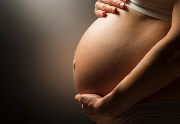 Μελέτη CDC: Το εμβόλιο στην εγκυμοσύνη δεν σχετίζεται με πρόωρο τοκετό και λιποβαρή νεογνά