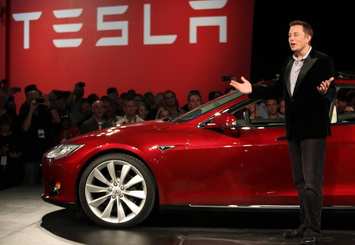 Σε «ελεύθερη πτώση» η μετοχή της Tesla