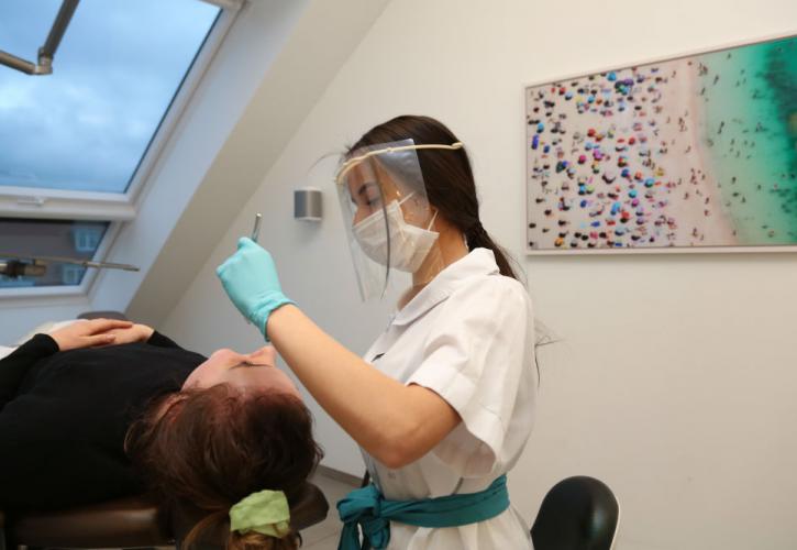 Οδοντίατροι: Αντιδράσεις για τις δηλώσεις Όθωνα Ηλιόπουλου περί φοροδιαφυγής