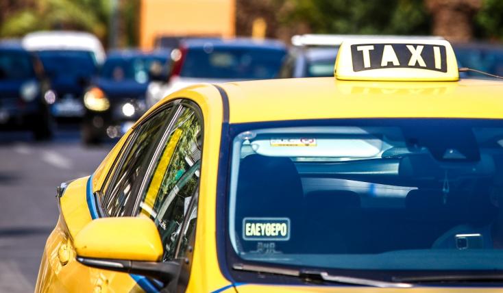Σύλληψη οδηγού ταξί για υπερχρέωση επιβατών στο λιμάνι του Πειραιά