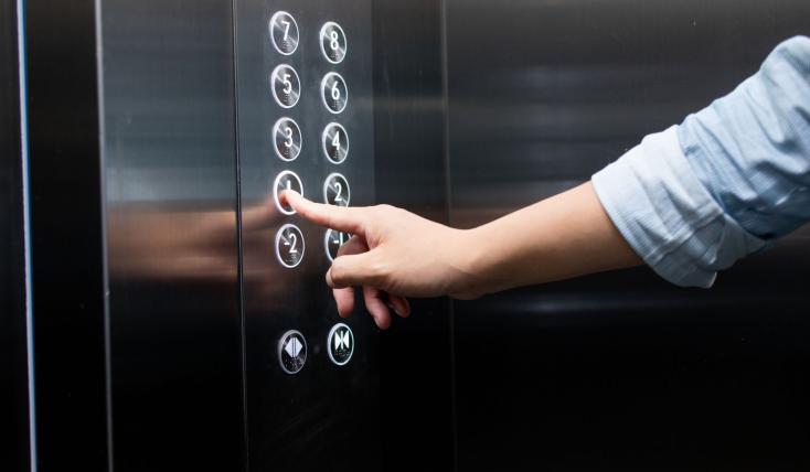 Ανελκυστήρες: Αντίστροφη μέτρηση για απογραφή και πιστοποίηση - Οι αλλαγές για ιδιοκτήτες και διαχειριστές