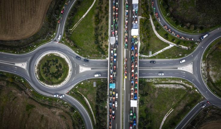 Ενισχύονται τα μπλόκα των αγροτών: 2.000 τρακτέρ στον Ε65 - Πού υπάρχει διακοπή κυκλοφορίας