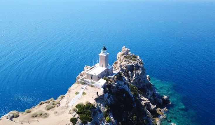 Λουτράκι: Στον Φάρο Μελαγκάβι για το ωραιότερο ηλιοβασίλεμα στον Κορινθιακό