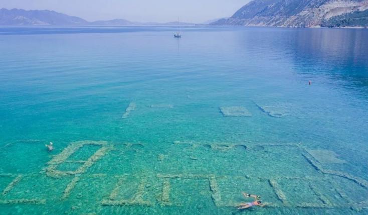 Η παραλία της Πελοποννήσου όπου θα κολυμπήσετε πάνω από μια βυθισμένη πόλη