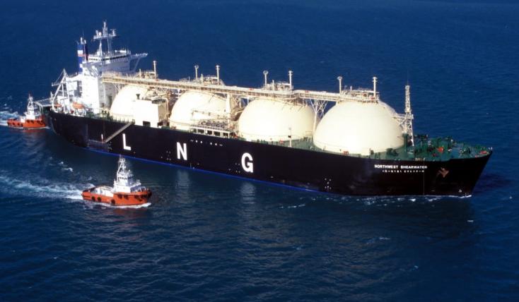 «Πάγωσε» η μεταφορά LNG και πετρελαίου μέσω των στενών του Ορμούζ - Νεκρός από πλήγμα σε δεξαμενόπλοιο