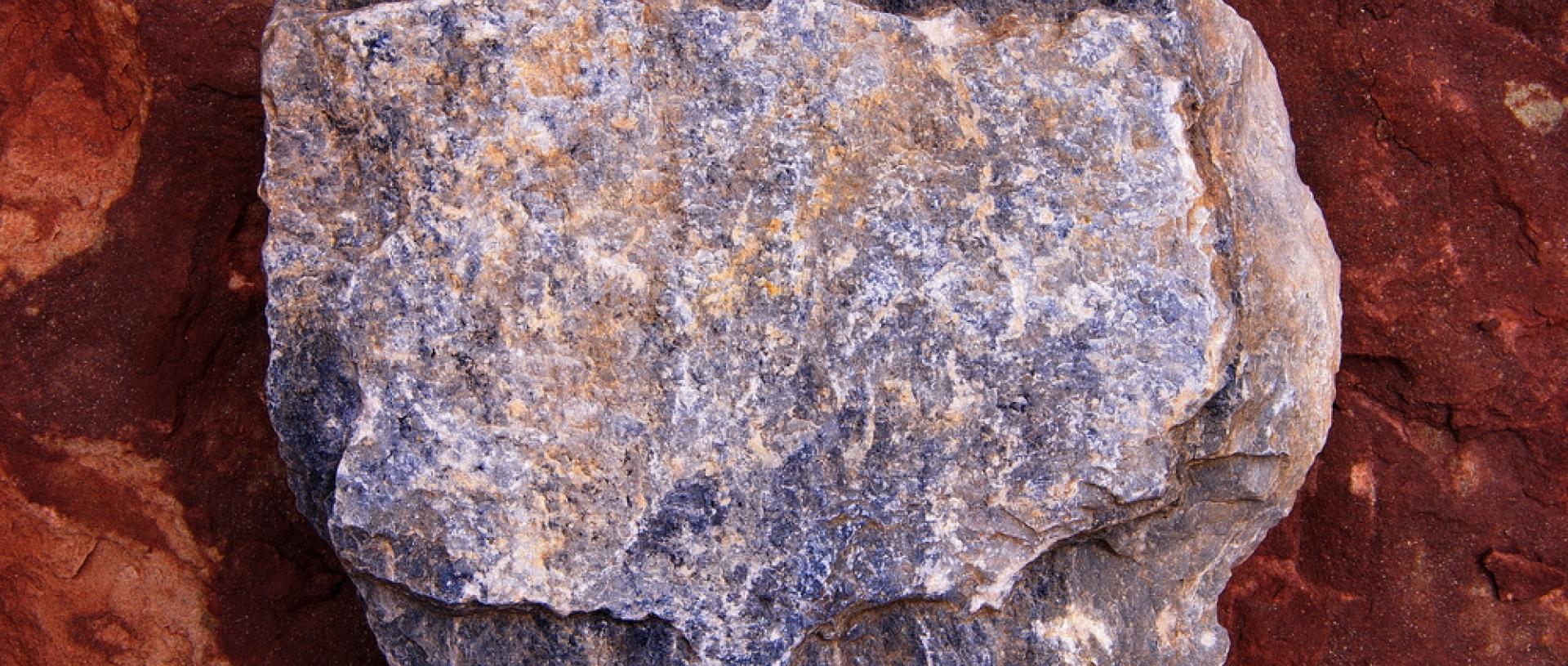 Ανακαλύφθηκε το αρχαιότερο ηφαιστειακό πέτρωμα σε μετεωρίτη ηλικίας 4,6 δισ. ετών