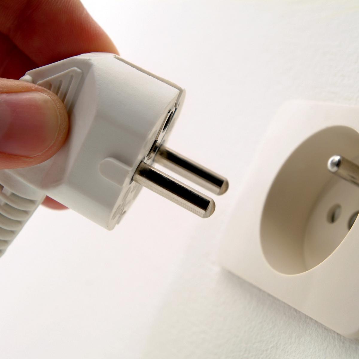 Распорные лапки для розеток. Розетка с защитой. Выдерните вилки из розетки. Вилка не вставляется в розетку. Вилка для розетки от детей.