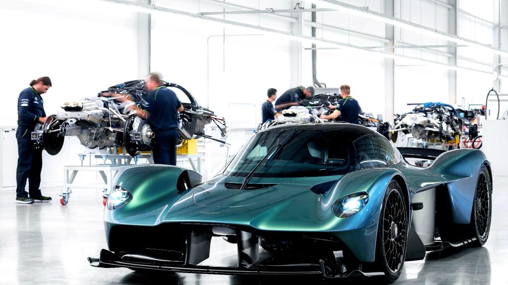 Spend it: Η πρώτη Aston Martin Valkyrie μόλις βγήκε από τη γραμμή παραγωγής