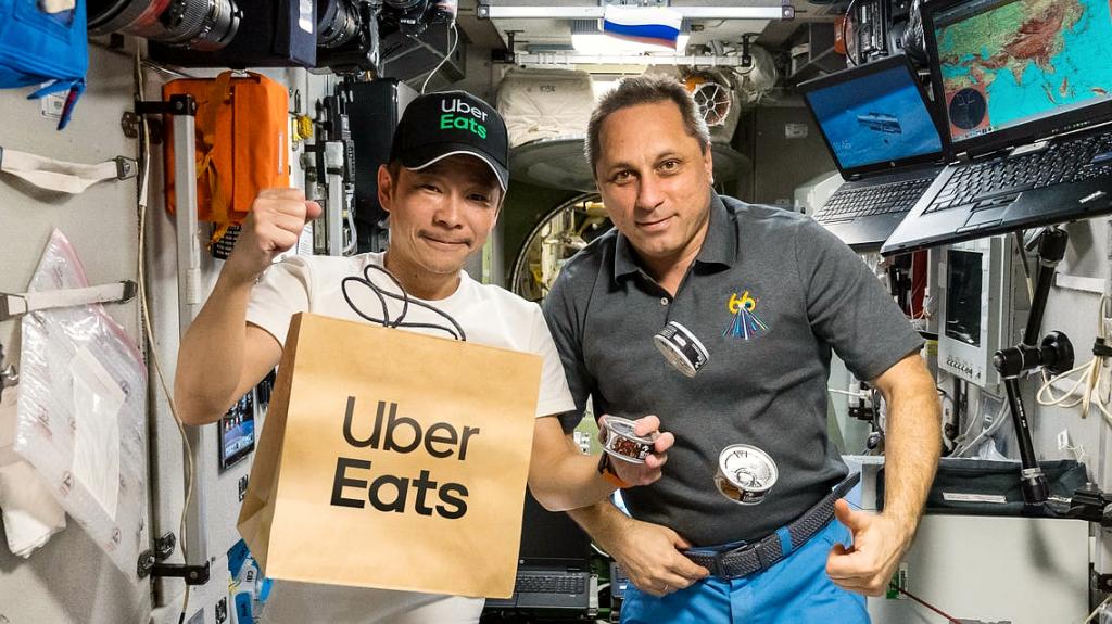 Delivery στο διάστημα: Η Uber Eats παρέδωσε φαγητό στους αστροναύτες του Διαστημικού Σταθμού