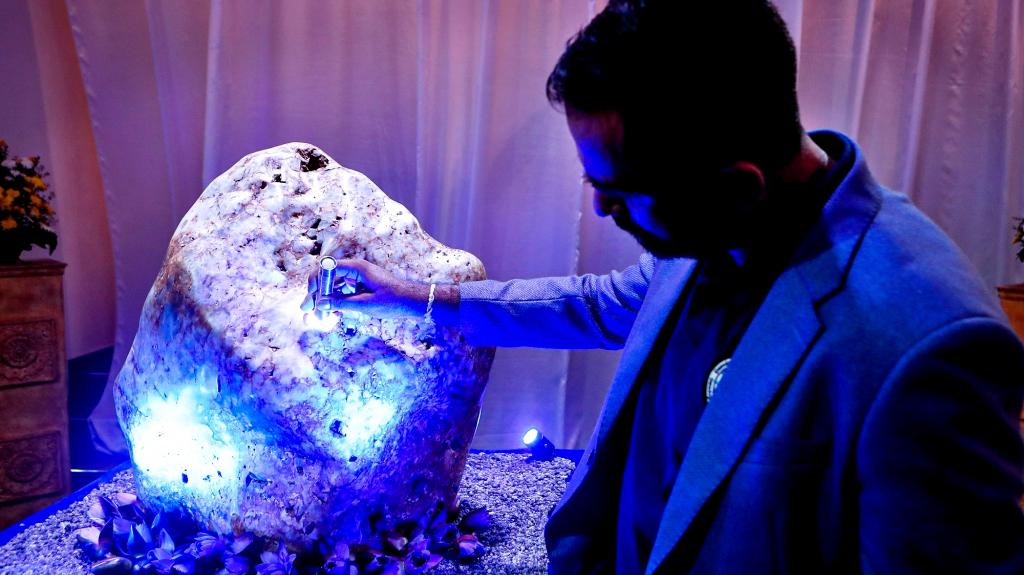 Ένα γιγάντιο μπλε ζαφείρι 310 κιλών μόλις ανακαλύφθηκε στη Σρι Λάνκα