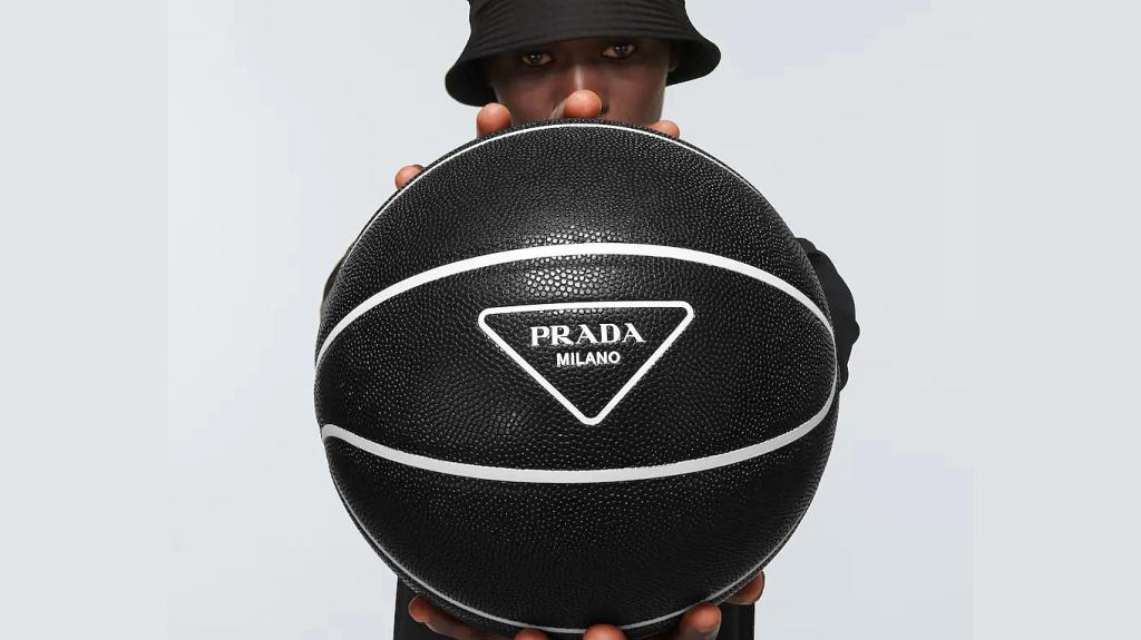 Η μπάλα μπάσκετ της Prada βρίσκει πάντα το καλάθι. Δεν εξηγείται αλλιώς η τιμή της 