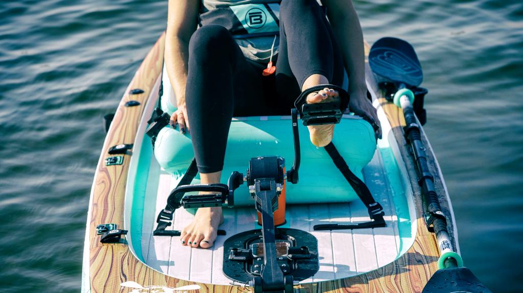 SUP Rackham Aero 12'4": Με τη φουσκωτή σανίδα της BOTE κάνεις όρθια κωπηλασία, κανό και θαλάσσιο ποδήλατο 