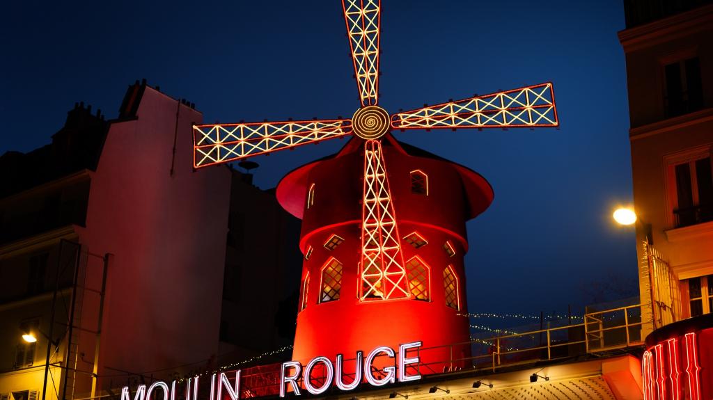 Airbnb: Με 1 δολάριο μπορείτε να μείνετε στο μυστικό δωμάτιο του καμπαρέ Moulin Rouge στο Παρίσι