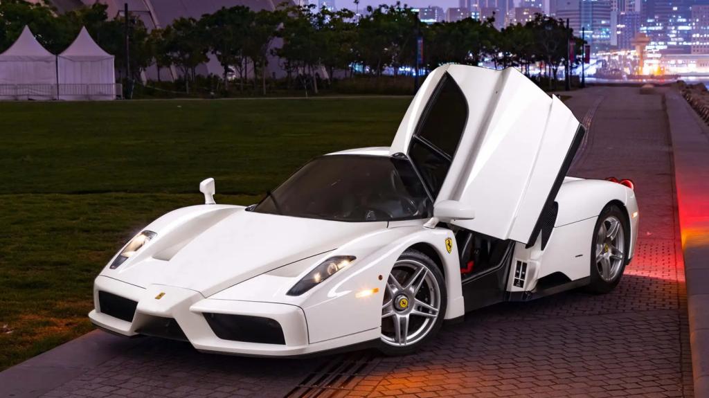 Ferrari Enzo: Σε δημοπρασία το μόνο λευκό μοντέλο που βγήκε ποτέ από το εργοστάσιο του Μαρανέλο