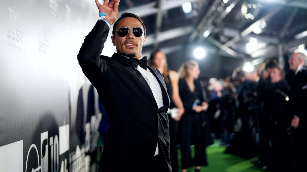 Salt Bae: Ο Τούρκος σεφ πουλάει το 20% των εστιατορίων σε fund του Κατάρ για 300 εκατ. δολάρια