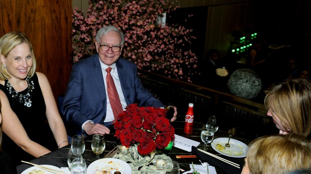 Γουόρεν Μπάφετ: Κάποιος πλήρωσε 19 εκατ. δολάρια για ένα δείπνο με τον δισεκατομμυριούχο επενδυτή