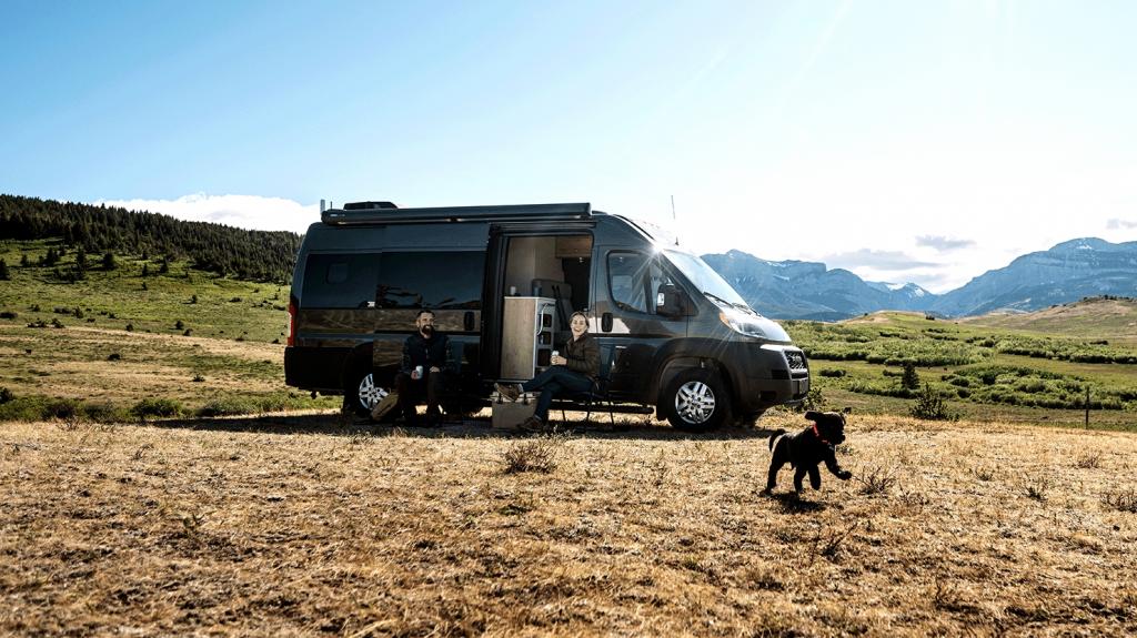 Αυτοκινούμενα τροχόσπιτα: Άνετες διακοπές παντού χωρίς ξενοδοχεία με το νέο RV Rangeline της Airstream