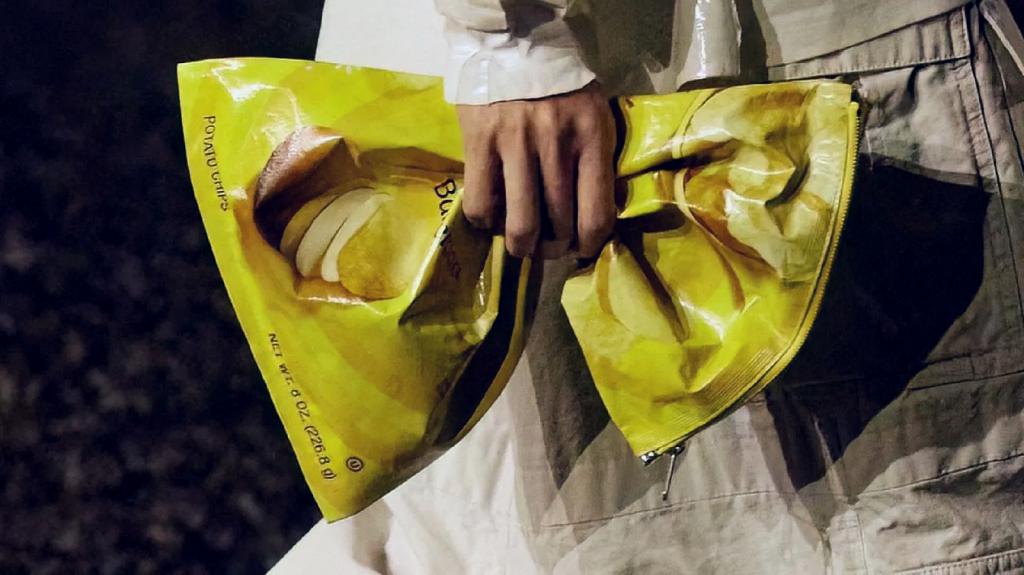 Balenciaga: Η νέα τσάντα 1.800 δολαρίων του διάσημου οίκου μόδας μοιάζει με μια σακούλα πατατάκια Lay's