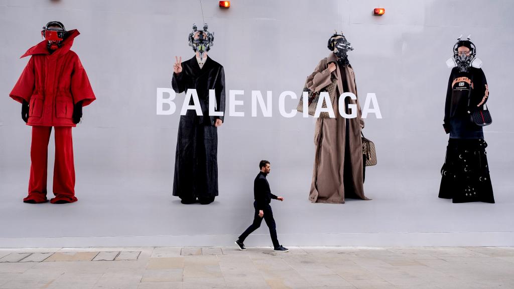 Balenciaga: Tο πρώτο brand πολυτελείας που εγκαταλείπει το Twitter μετά την εξαγορά του από τον Έλον Μασκ