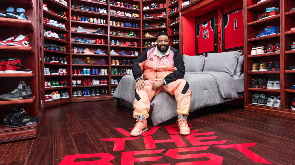 Airbnb: Τώρα με 11 δολάρια τη βραδιά μπορείτε να μείνετε στη ντουλάπα με τη συλλογή sneakers του DJ Khaled