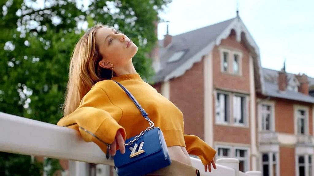 Ιβ Τζομπς: Η κόρη του Στιβ Τζομπς είναι το μοντέλο της νέας καμπάνιας της Louis Vuitton για τις τσάντες Twist