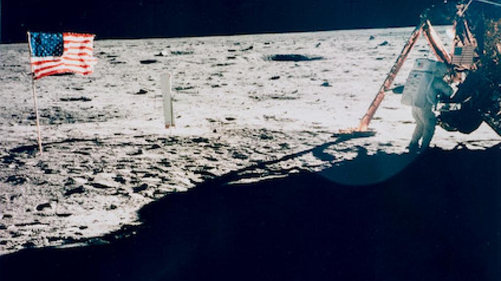 Apollo 11: Μια άγνωστη φωτογραφία του Νιλ Άρμστρονγκ από την πρώτη αποστολή στη Σελήνη βγαίνει σε δημοπρασία