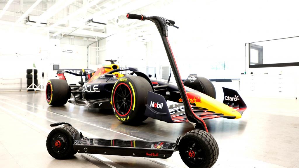 Ηλεκτρικά πατίνια: Η Red Bull Racing σχεδίασε ένα eScooter από ανθρακονήματα εμπνευσμένο από τη Formula 1