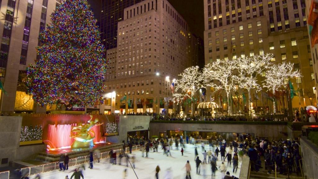 Το τεράστιο Χριστουγεννιάτικο δέντρο της Νέας Υόρκης έχει περισσότερα από 50.000 λαμπάκια 